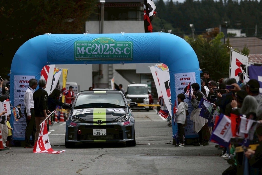 山田啓介選手 全日本ラリー選手権最終戦を終えシリーズチャンピオンに